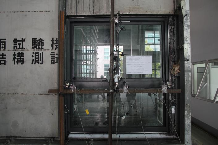 玻璃窗抗風壓性試驗測試情形.JPG