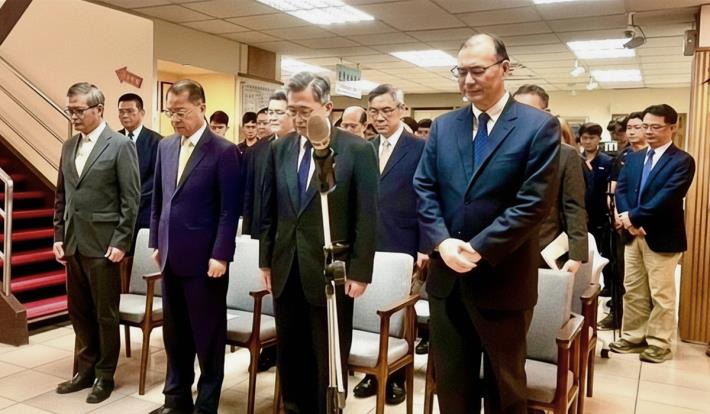 警大師生於紀念展開幕時共同默哀追思，悼念傑出校友李昌鈺博士