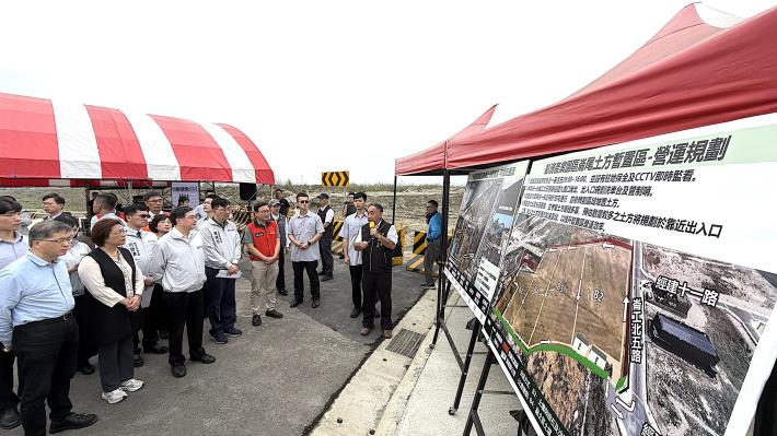 內政部次長董建宏陪同卓院長視察彰濱產業園區，實地勘察彰濱土方暫置場整備進度_彰濱規劃簡報說明