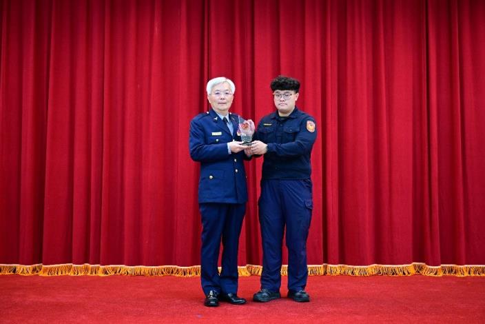 署長張榮興與臺中市政府警察局受獎代表合影