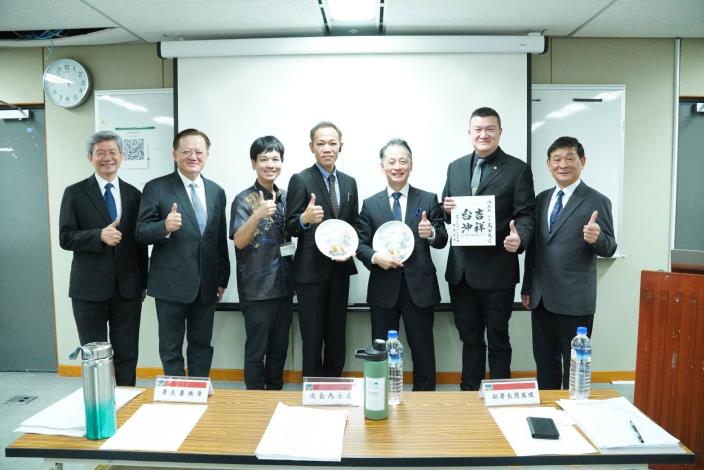 左起 內政部消防署李明憲組長、 內政部消防署蕭煥章署長、沖繩縣產業振興公社台北事務所長安次嶺修、石垣市消防本部課長松田幸弘、日本沖繩縣知事辦公室消防防災對策課副參事照屋雅浩、內政部政務次長馬士元、內政部消防署簡萬瑤副署長
