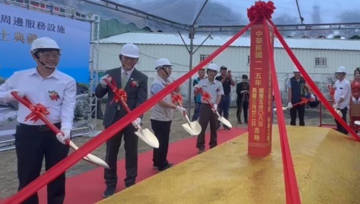 圖5 內政部董建宏次長、國家公園署王成機署長、許書國處長、屏東縣政府江國豐副秘書長、盧玟欣議員、潘芳泉議員、李展誠主秘、謝春敏里長等12人共同參與動土