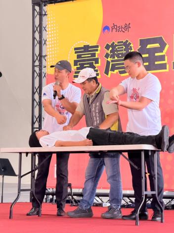 圖六 里長及替代役示範CPR
