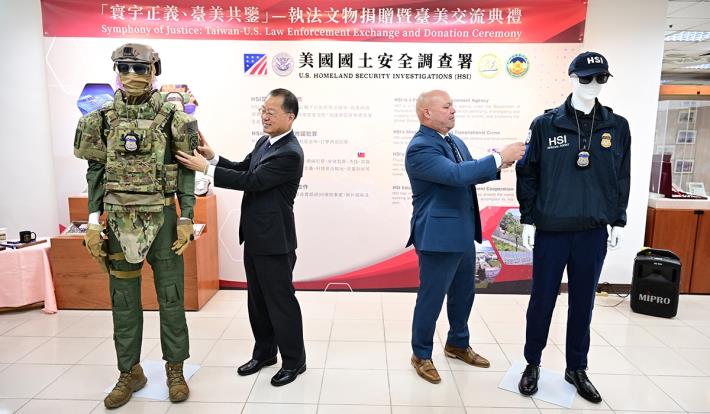 警大黃明昭校長與美國國土安全調查署區域主任Jeremiah Gonzalez共同為執法服裝貼上臂章，畫龍點睛，正式啟用展示專區