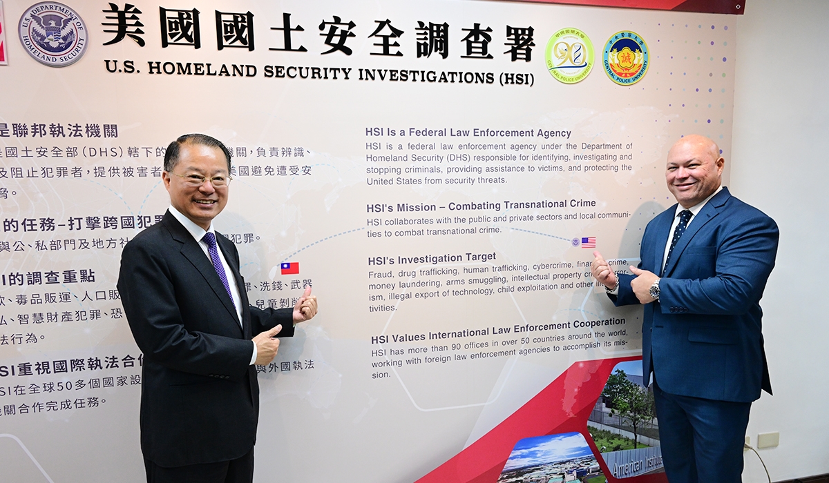 警大黃明昭校長與美國國土安全調查署區域主任Jeremiah Gonzalez合影
