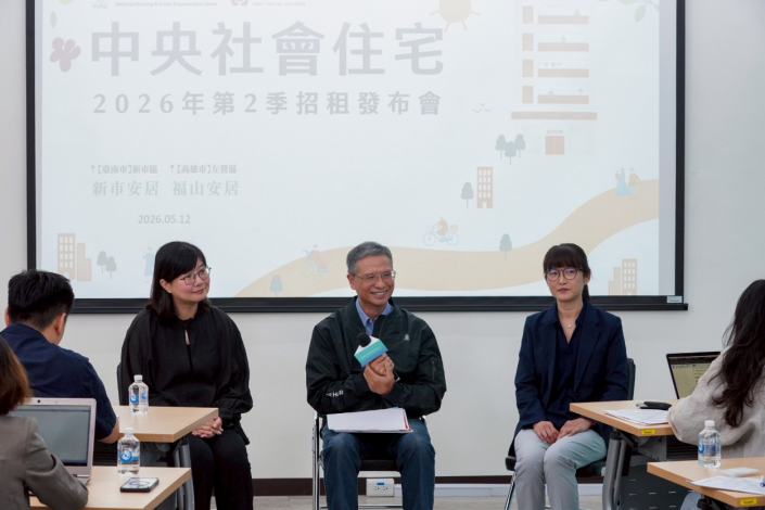 國家住都中心執行長柯茂榮（中）、資產管理部副主任魏雅蘭（右）、租賃管理組組長高翊韾（左）。