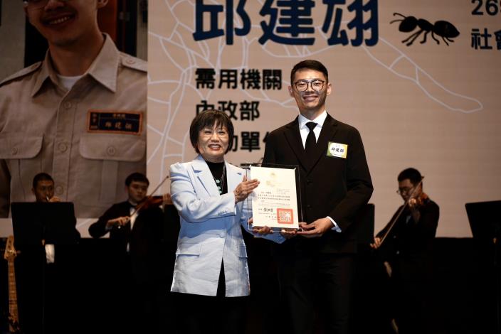 內政部劉部長與績優替代役役男邱建翃合影
