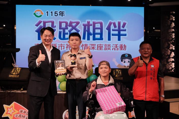 圖4.嘉義市民政處林文郁科長(右1)、役政司沈哲芳司長(左1)感謝替代役役男曹鈞貴(左2)對陳姓袍澤(右2)的付出