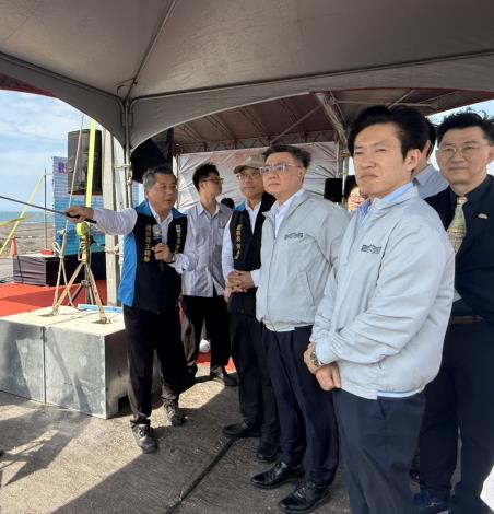 內政部次長董建宏陪同行政院長視察臺北港填海造陸及土方收容情形