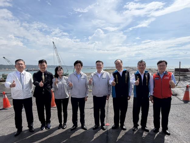 內政部次長董建宏陪同行政院長視察臺北港填海造陸及土方收容情形_合影
