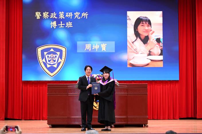 總統與博士畢業生合影照片