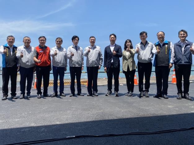 內政部次長董建宏陪同行政院長視察高雄港填海造陸及土方收容情形_合影_0