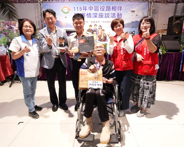 南投縣李良珠秘書長(左1)、民政處林琦瑜處長(右2)、役政司沈哲芳司長(左2)感謝替代役役男徐健皓 (左3)對陳姓袍澤的付出