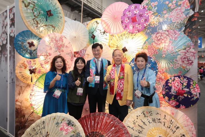 董政務次長體驗客家花布