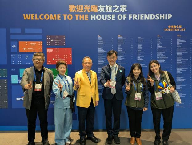 董政務次長與地主籌備委員會許副主委、友誼之家邱副主委等人合影