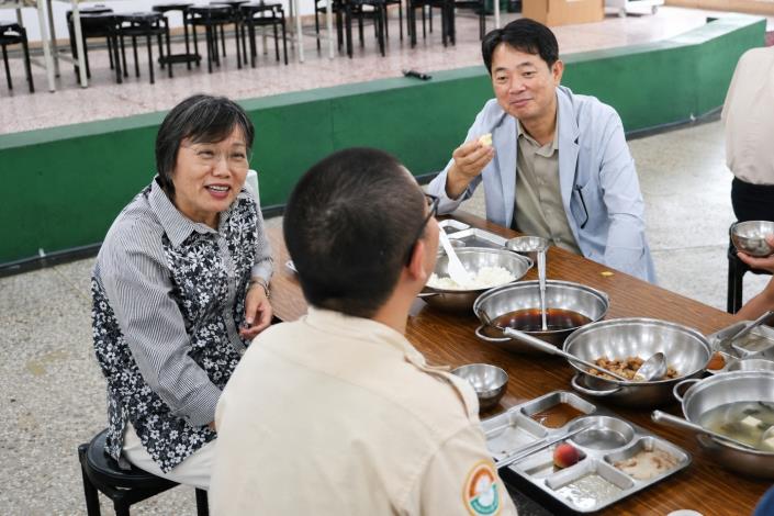 內政部長劉世芳關懷替代役與役男同餐