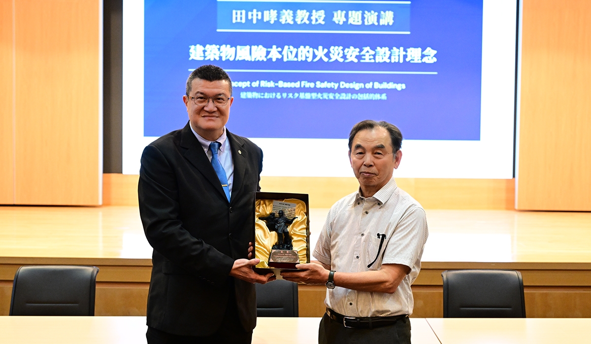 馬次長世元致贈田中哮義教授紀念品.JPG