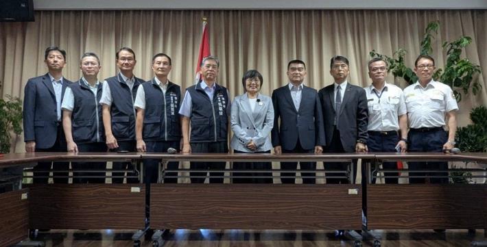 內政部長劉世芳與警政、移民機關同仁合影，肯定跨機關聯防合作成效，共同展現守護國境安全及民主法治的決心。