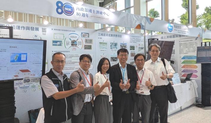 國家發展委員會曾簡任技正詠宜、農業部林業及自然保育署航測及遙測分署黃分署長群修與本部國土測繪中心鄭主任彩堂及相關人員合影