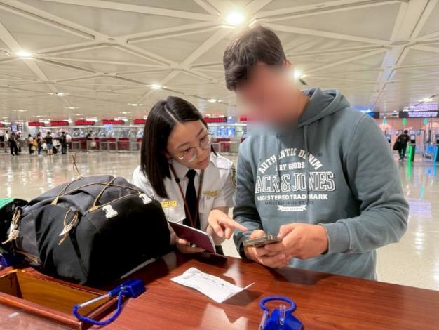 移民官協助外來旅客完成TWAC線上填報，讓入境通關更加快速便利。