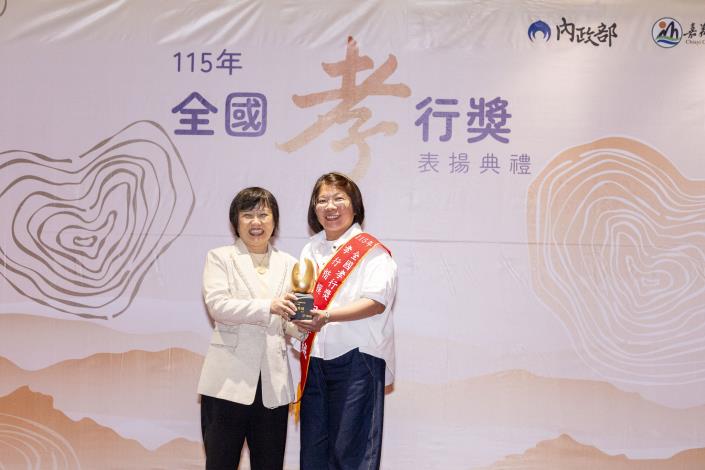 圖二：內政部部長頒發獎座給高雄市楷模侯秀絨女士