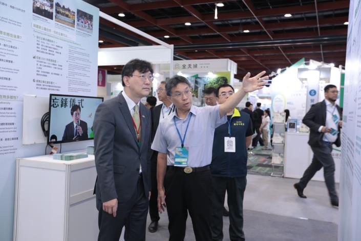 圖3、國家公園署張維銓副署長與內政部董建宏次長介紹展覽內容