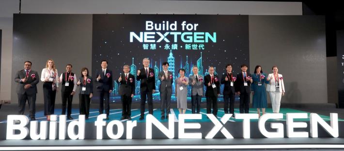 圖2 次長與開幕貴賓共同合影