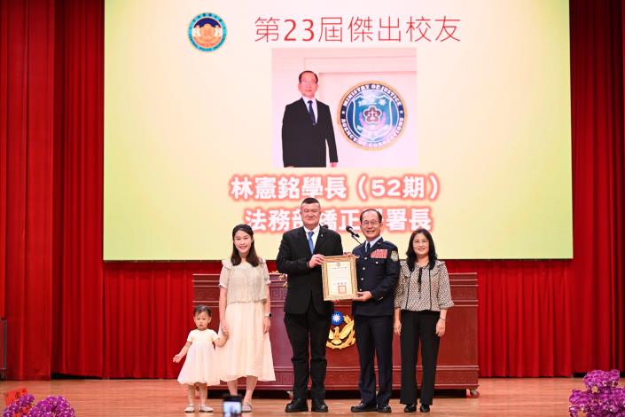 相片5：馬士元次長與傑出校友及眷屬合影_0.JPG