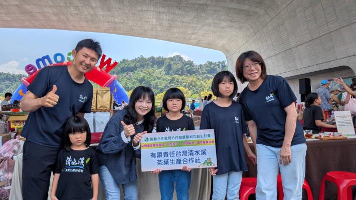 圖3內政部合團司詹娟娟司長到現場鼓勵各合作社，並與參加成員開心合影。