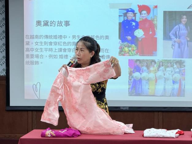 1151003二、黃嘉慧說明奧黛衣領及袖長的剪裁意涵。