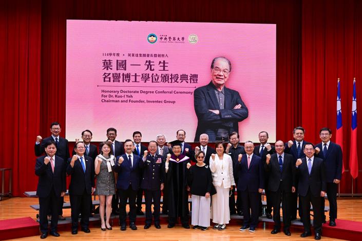 前、現任校長及署長與葉會長闔家合影