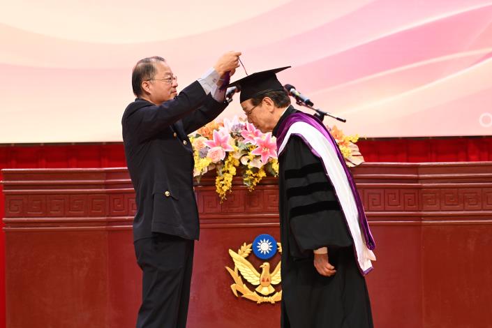 校長黃明昭為葉國一會長撥穗.JPG