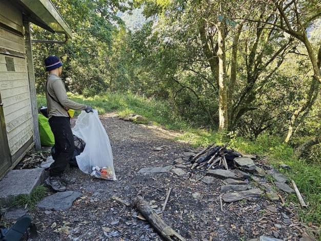 台灣山盟公益協會協助園區步道、山屋巡查及環境整理(台灣山盟公益協會提供)