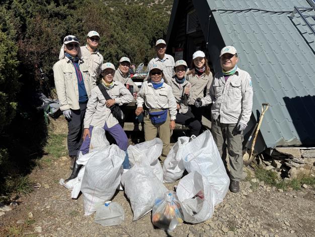 保育志工113年於圓峰山屋進行淨山，清除瓦斯罐、寶特瓶等廢棄垃圾(王逸婷攝)