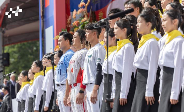 6位中華職棒聯盟各隊代表，搭配「國立馬公高中合唱團」一同領唱國歌