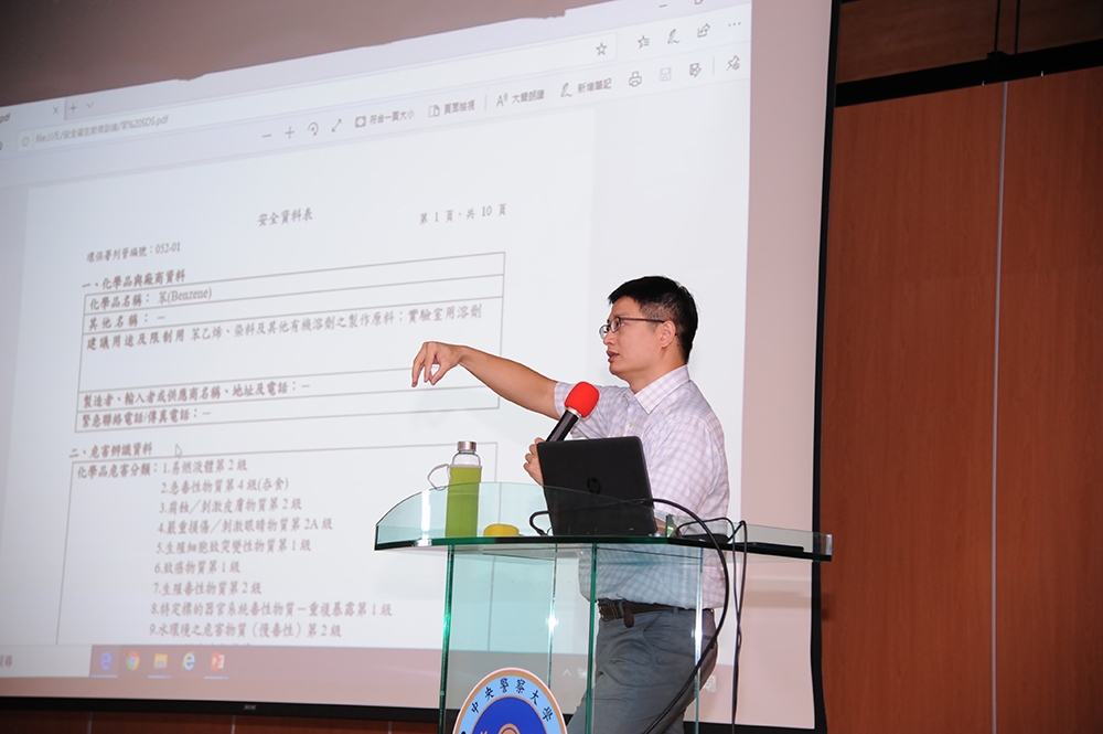 Doctor Hsu Chia-Wei is giving lesson