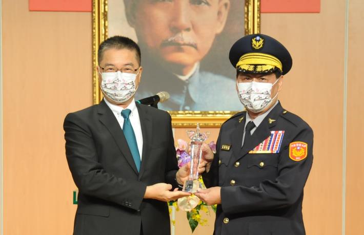 The Minister of the Interior, Hsu Kuo-yung (left), gave the outstanding alumni award to President Chen Che-wen of CPU (right).
