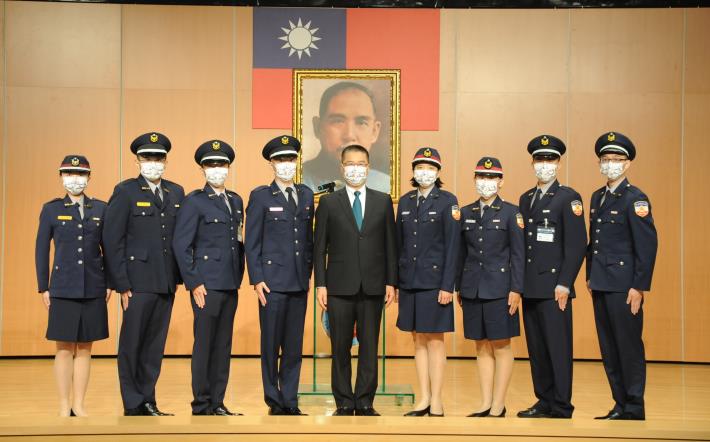 The Minister of the Interior, Hsu Kuo-yung (middle), took a photo with the awarded students.