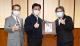 CPU president Chen Che-Wen presented gifts to the colleagues of CPU Library