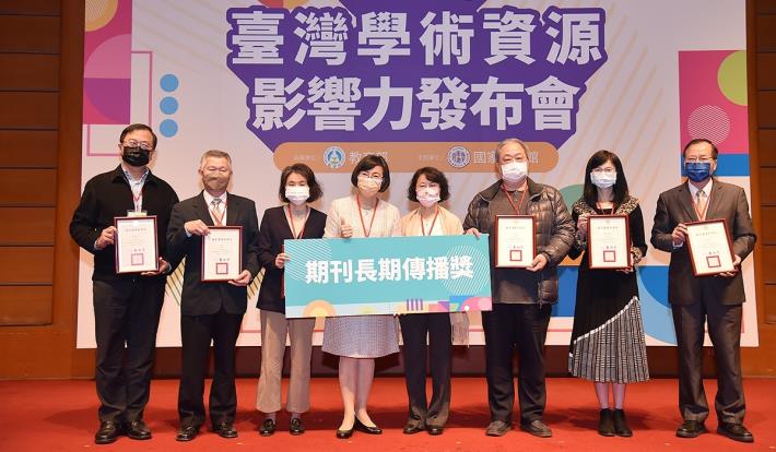 The Section Chief of Department of Academic Affairs of CPU, second left, represented to receive the “Long-Term Dissemination Award for Journals”