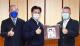 The president of CPU Chen Che-wen presented the faculty of Department of Academic Affairs the comfort gifts