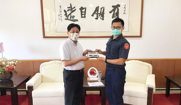 President Chen presented souvenir pen to Lieutenant Tsai Tsung-Han