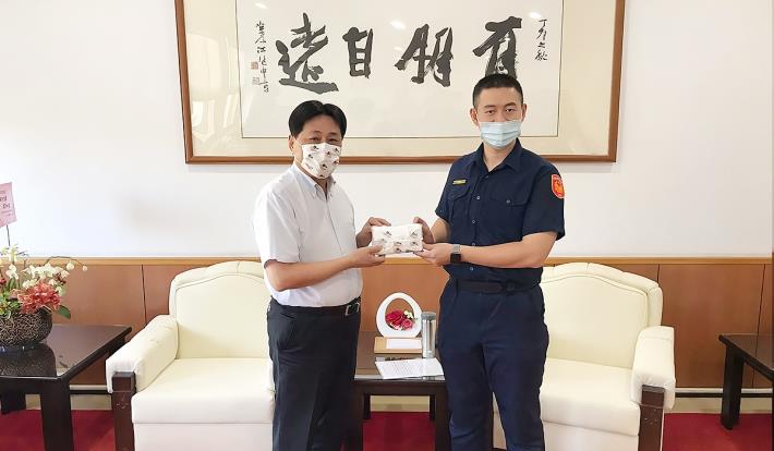 President Chen presented souvenir mask to Lieutenant Cheng Yu-Sen