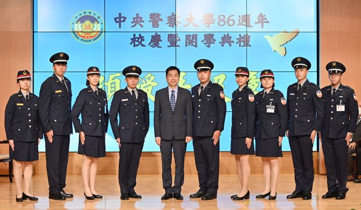 Deputy Minister Chen and the decorated cadets