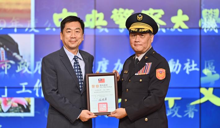 Deputy Minister Chen awarded CPU President Che-wen Chen a Grade One Level Two Police Medal