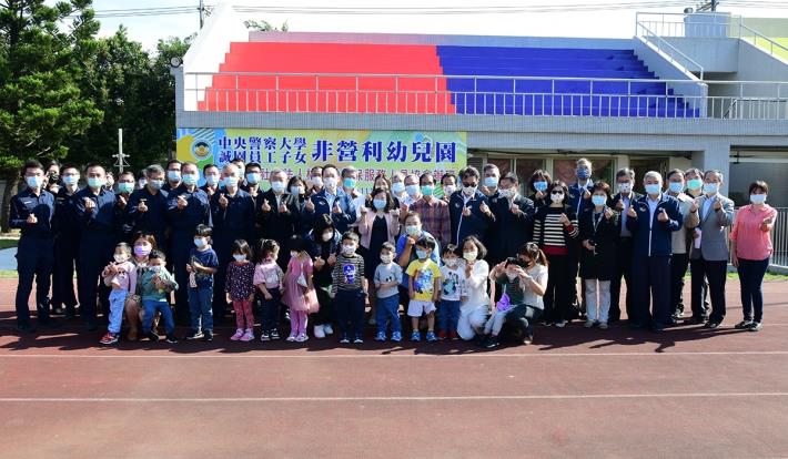 CPU faculty took a group photo with the teachers and students of the preschool