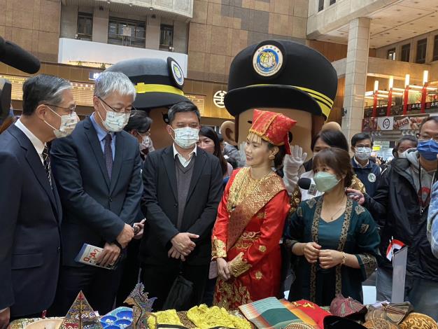 Tang-An Wu, Deputy Minister of the Ministry of the Interior (left 2), with Bill Chung, Director-General of the National Immigration Agency (left 1), visits the Southeast Asian Food Stalls and chats with the new immigra