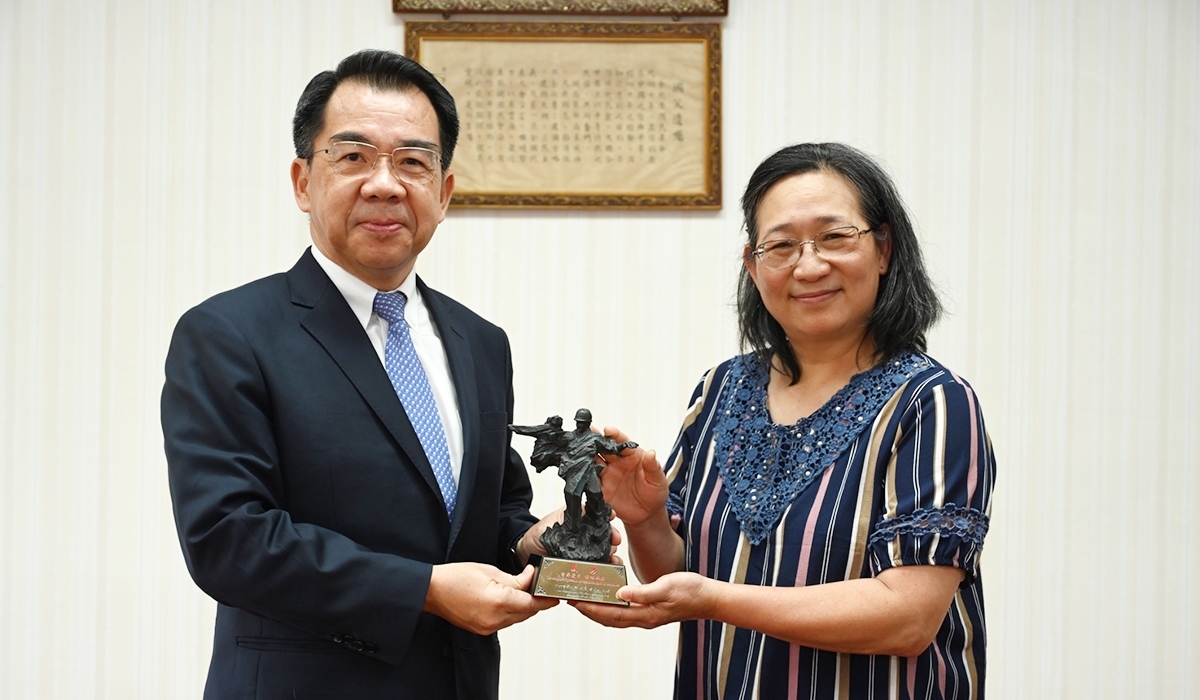 The president of CPU presenting souvenirs to Dr. Li-Jen Lester, Associate Dean of College of Science Engineering Technology