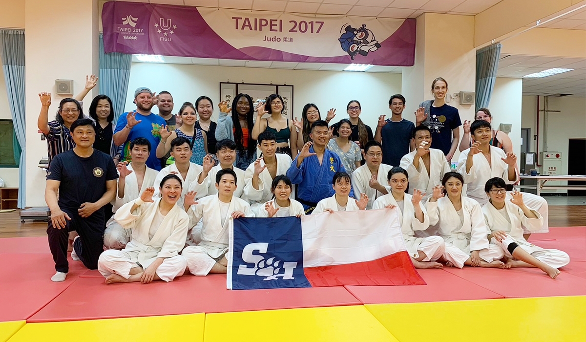 Teachers and students of Sam Houston State University paying a visit to the judo class of CPU