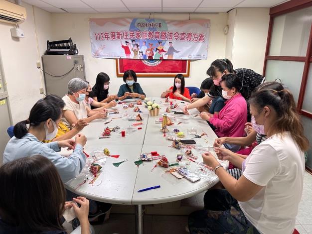 The new immigrant families carefully sew the sachets stitch by stitch..JPG
